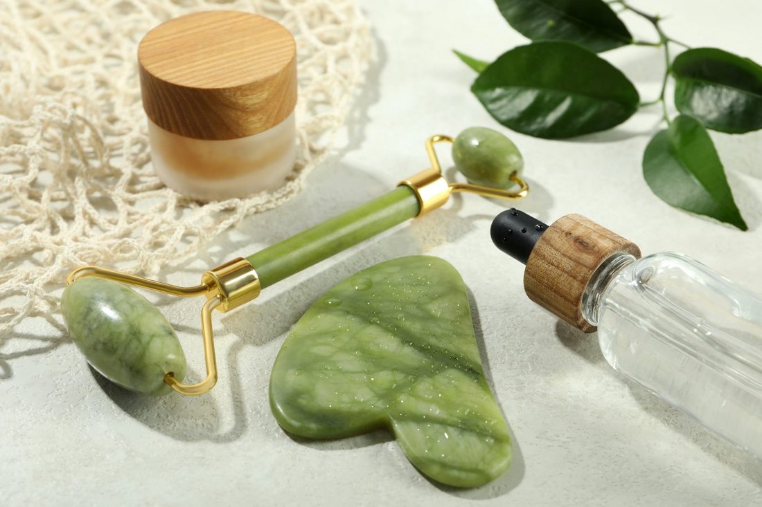 Kit de Gua Sha de jade com rolo, pedra e sérum