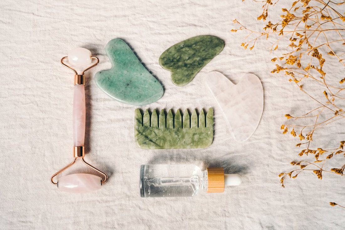 Ferramentas de Gua Sha: quartzo rosa, jade, pente e óleo